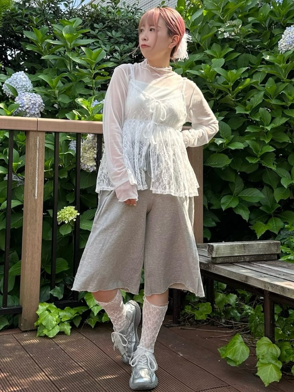 グレー系のスウェットパンツ、ホワイト系のTシャツ/カットソー、ホワイト系のチュニックを着用したレディースの夏コーディネートの2枚目の写真