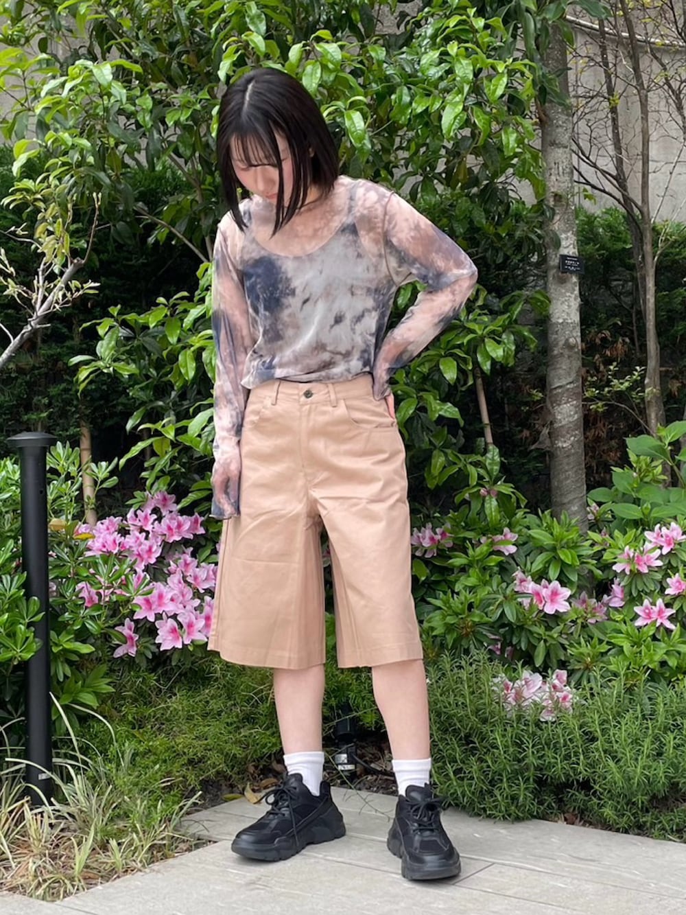 ベージュ系のその他パンツ、グレー系のTシャツ/カットソーを着用したレディースの春コーディネートの2枚目の写真