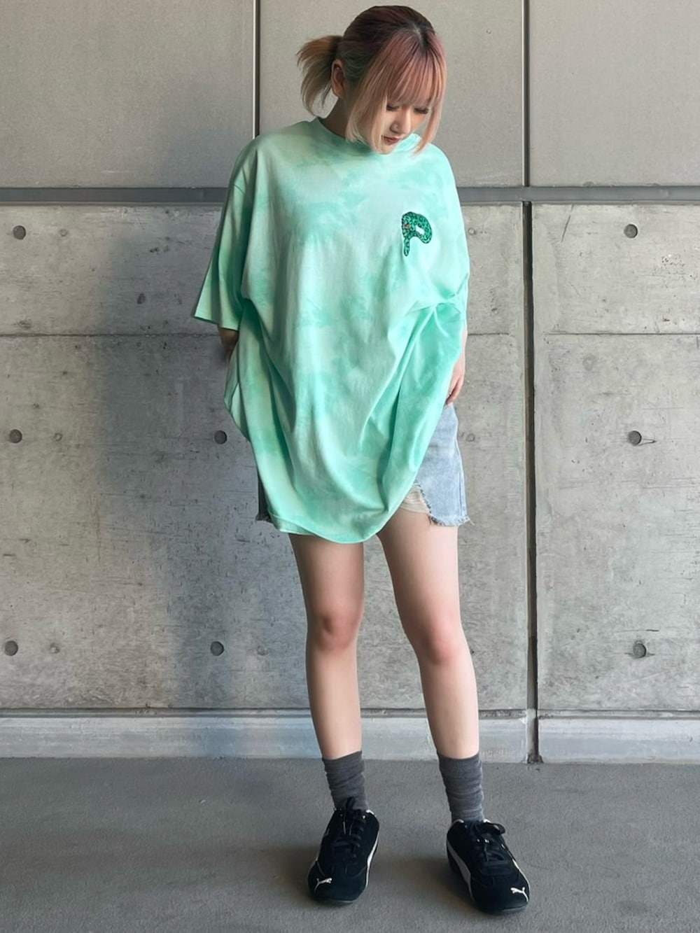 グリーン系のTシャツ/カットソー、ブルー系のデニムパンツを着用したレディースの夏コーディネートの2枚目の写真