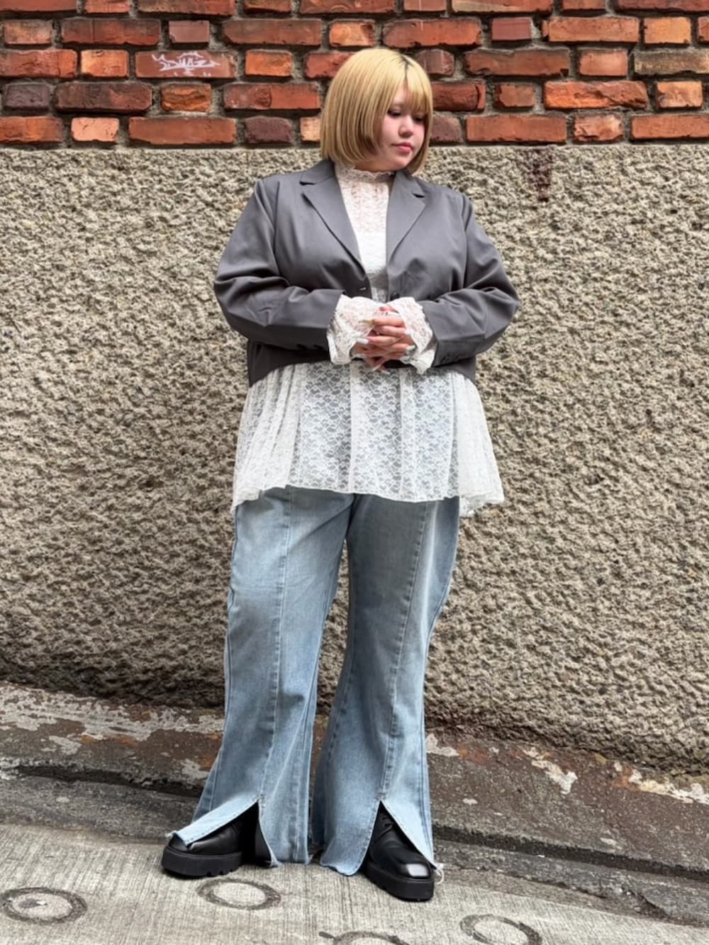 ブルー系のデニムパンツ、ホワイト系のTシャツ/カットソー、グレー系のテーラードジャケットを着用したレディースの春コーディネートの2枚目の写真