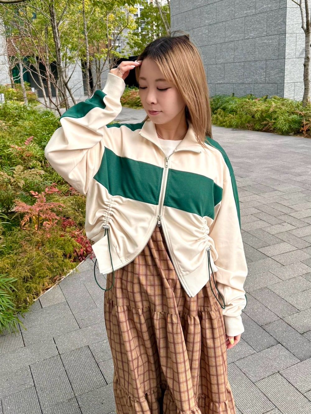 ブラウン系のワンピース、ホワイト系のジャージを着用したレディースの春コーディネートの7枚目の写真