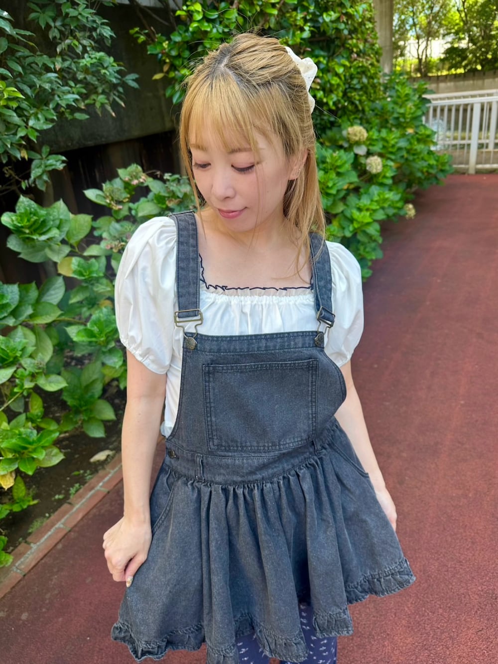 ブルー系のその他パンツ、ブルー系のジャンパースカート、ホワイト系のシャツ/ブラウスを着用したレディースの夏コーディネートの6枚目の写真