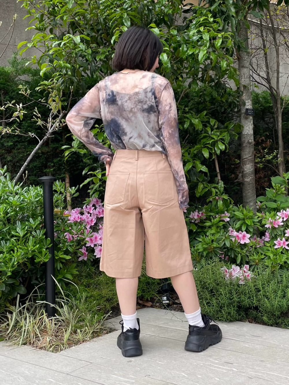 ベージュ系のその他パンツ、グレー系のTシャツ/カットソーを着用したレディースの春コーディネートの4枚目の写真