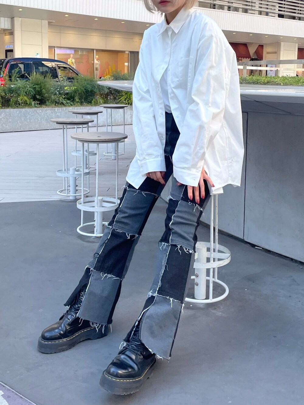 ブラック系のデニムパンツ、ホワイト系のシャツ/ブラウスを着用したレディースの冬コーディネートの2枚目の写真