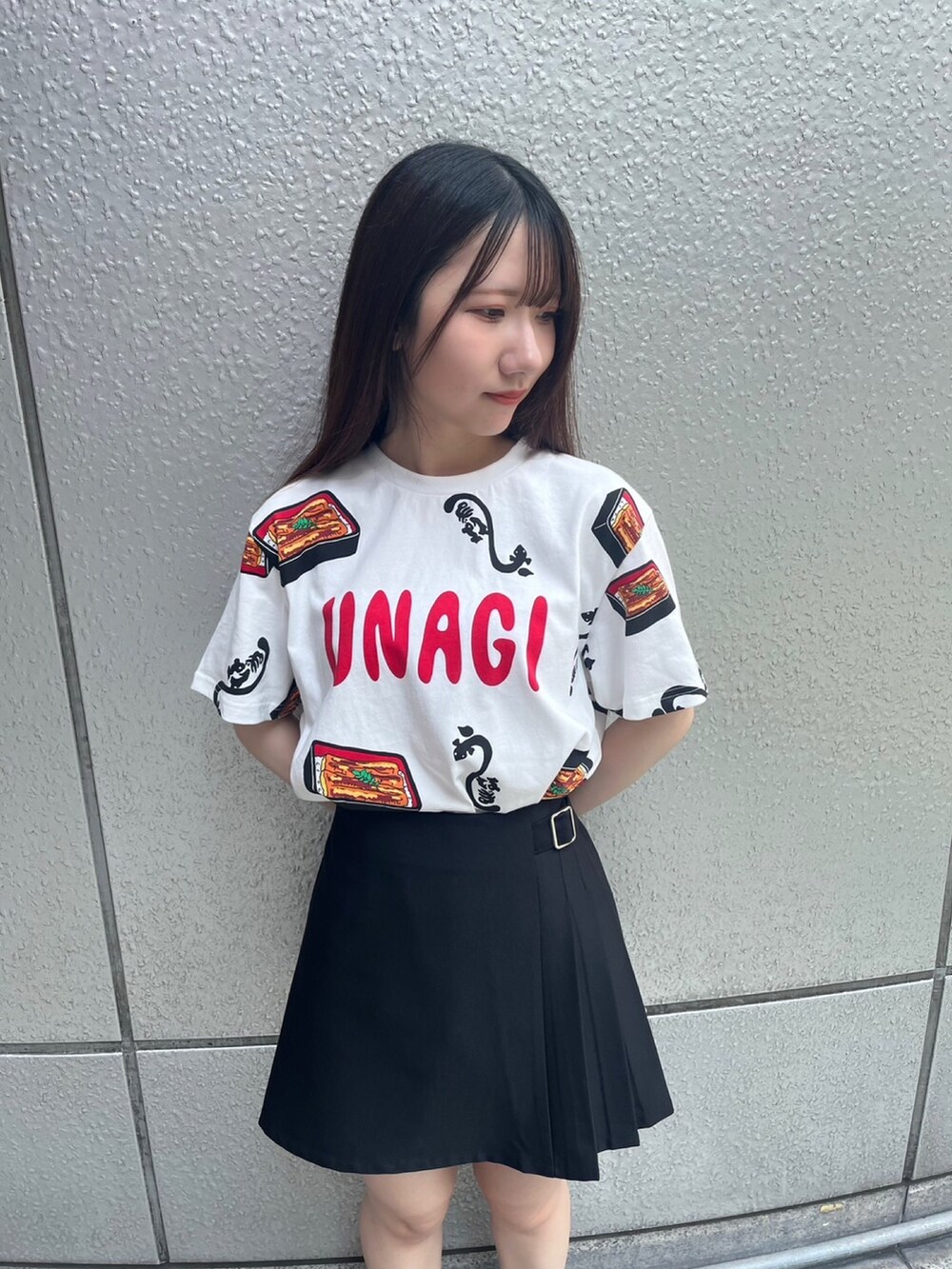 その他のTシャツ/カットソー、ブラック系のスカートを着用したレディースの夏コーディネートの2枚目の写真