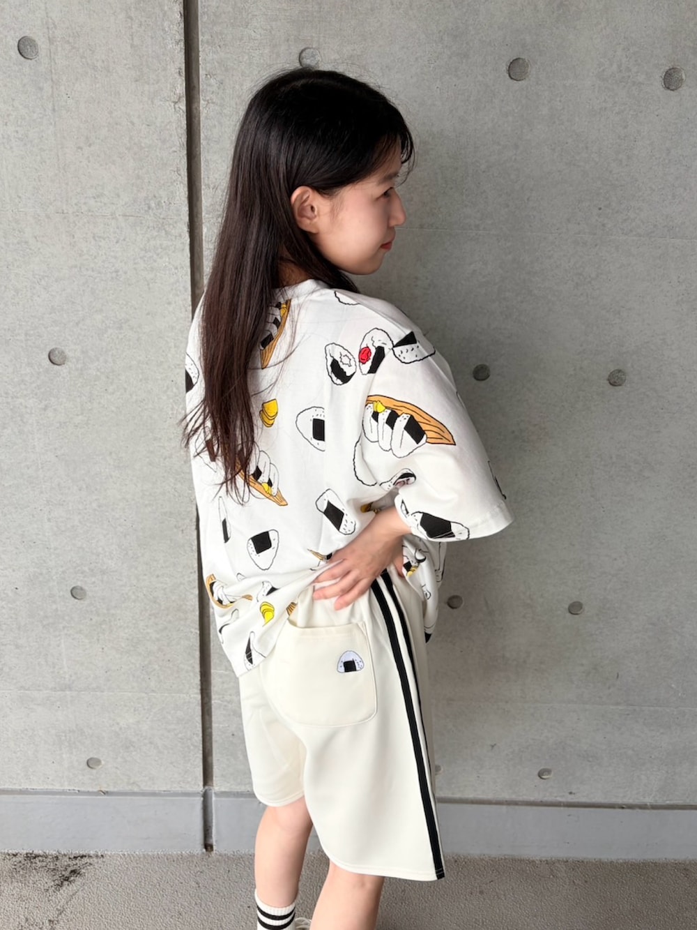 ブラック系のTシャツ/カットソー、ホワイト系のその他パンツ、ブラック系のソックス/靴下を着用したレディースの夏コーディネートの4枚目の写真