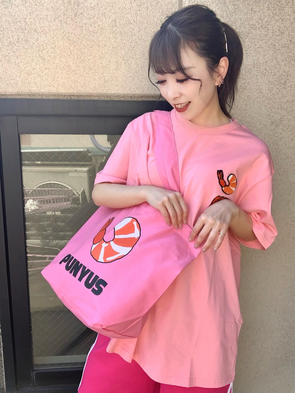 ピンク系のTシャツ/カットソー、ピンク系のその他パンツ、ピンク系のトートバッグを着用したレディースの春コーディネートの4枚目の写真