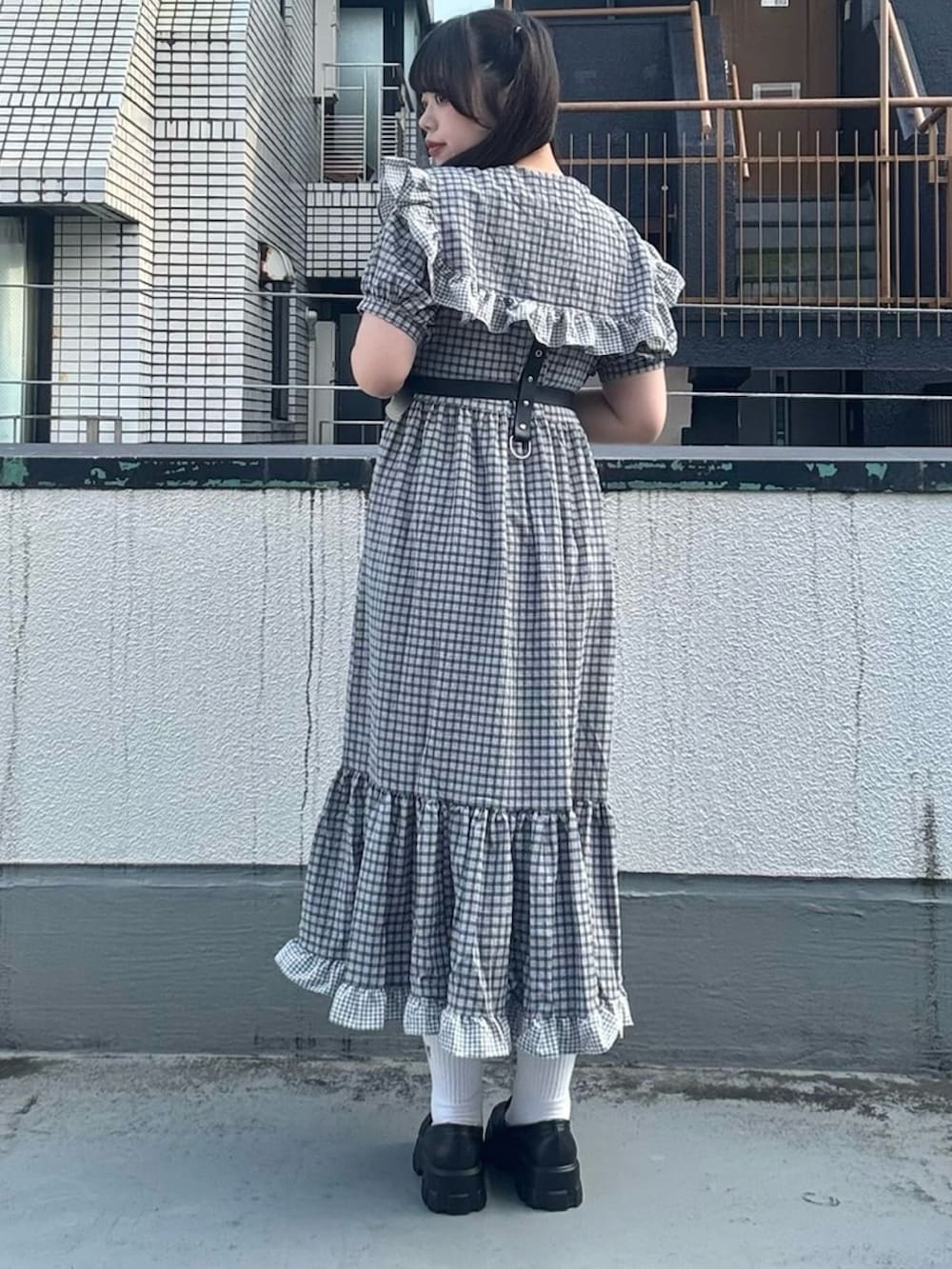 ブラック系のワンピース、ブラック系のベルトを着用したレディースの夏コーディネートの5枚目の写真