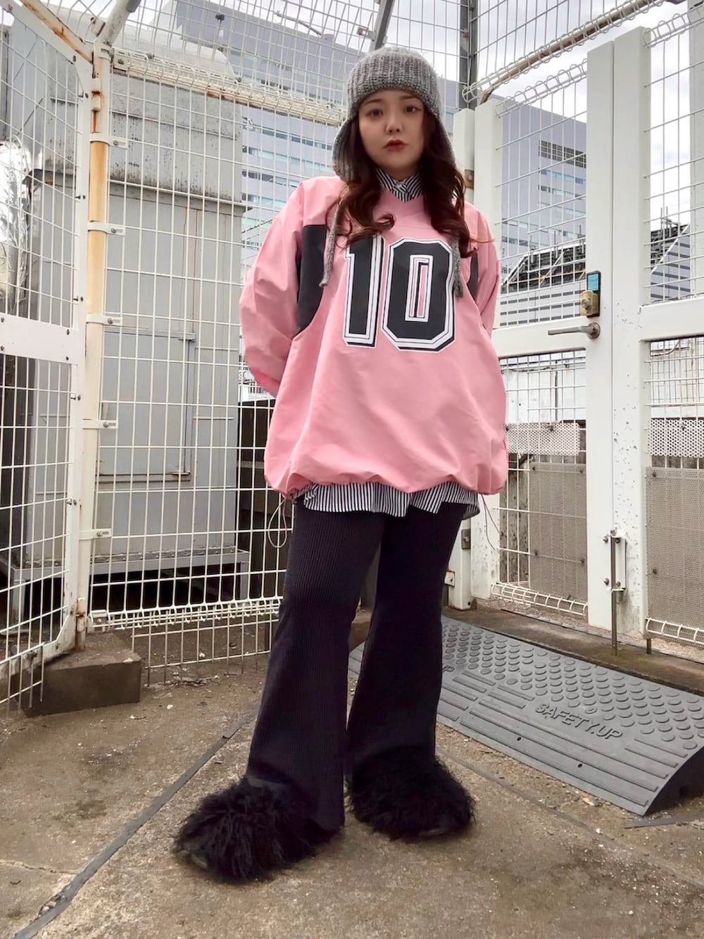 グレー系のその他パンツ、ピンク系のTシャツ/カットソー、ブラック系のシャツ/ブラウスを着用したレディースの春コーディネートの2枚目の写真