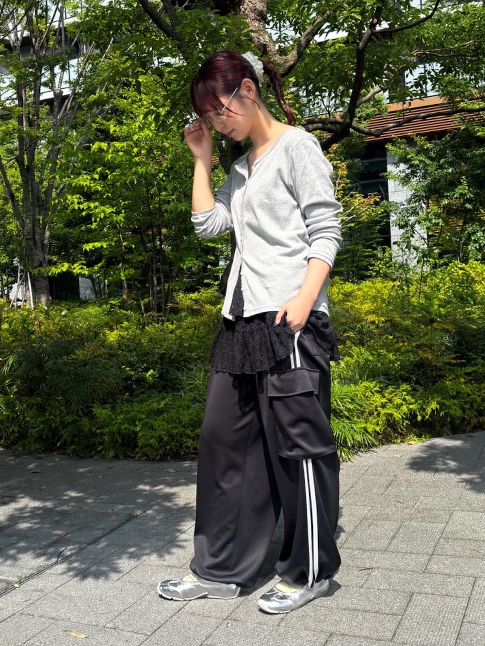 グレー系のカーディガン/ボレロ、ブラック系のチュニック、ブラック系のカーゴパンツを着用したレディースの夏コーディネートの2枚目の写真
