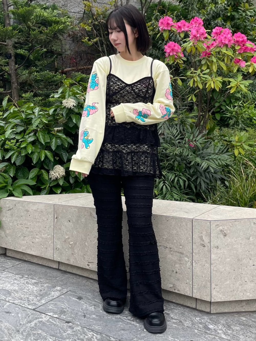 ブラック系のその他パンツ、ブラック系のワンピース、イエロー系のTシャツ/カットソーを着用したレディースの春コーディネートの2枚目の写真