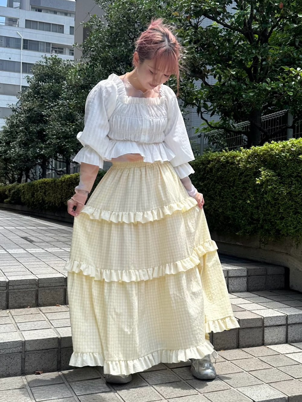 イエロー系のスカート、ホワイト系のシャツ/ブラウスを着用したレディースの夏コーディネートの4枚目の写真