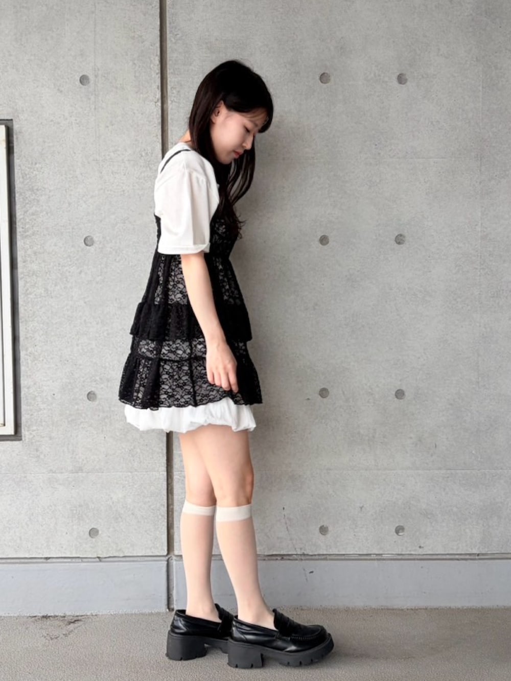 ブラック系のワンピース、ホワイト系のスカート、ホワイト系のTシャツ/カットソーを着用したレディースの夏コーディネートの5枚目の写真