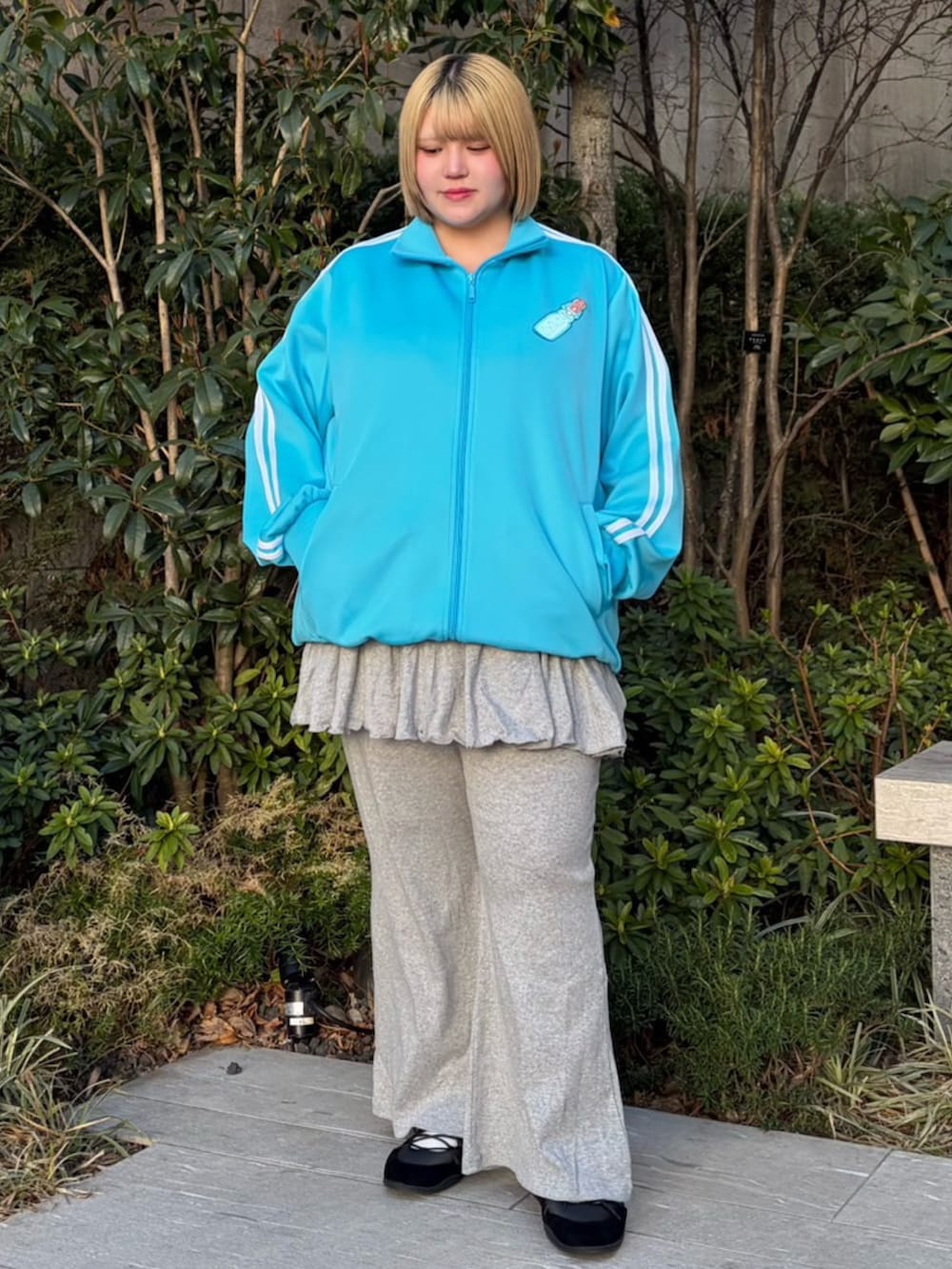 ブルー系のジャージ、グレー系のその他パンツを着用したレディースの春コーディネートの2枚目の写真