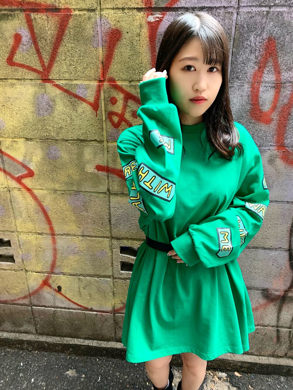 ブラック系のダウンジャケット/コート、グリーン系のTシャツ/カットソー、ブラック系のベルトを着用したレディースの秋コーディネートの3枚目の写真