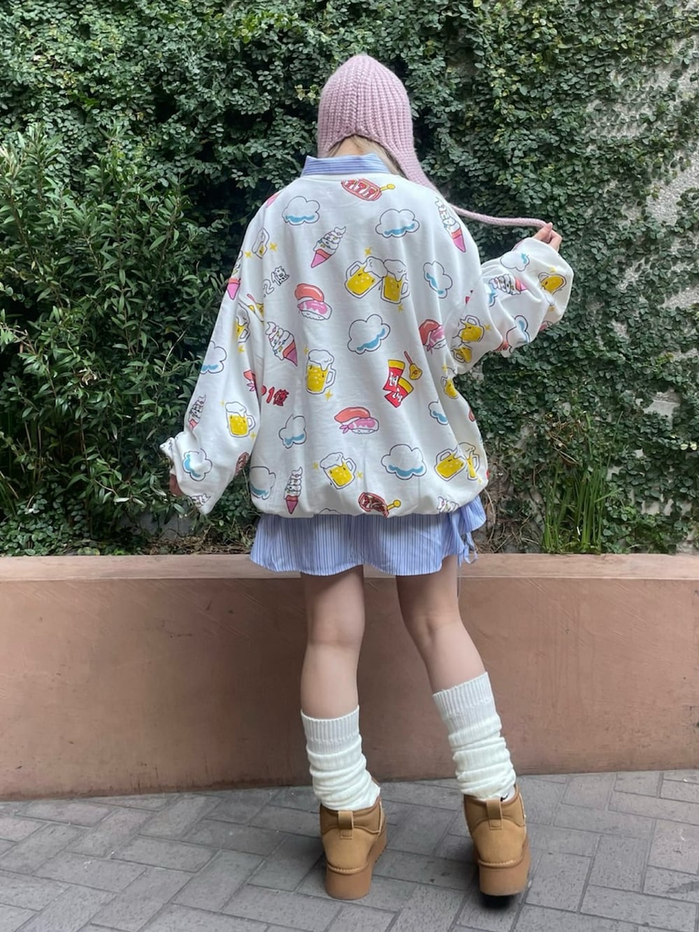 ホワイト系のスウェット、ブルー系のシャツ/ブラウスを着用したレディースの冬コーディネートの3枚目の写真