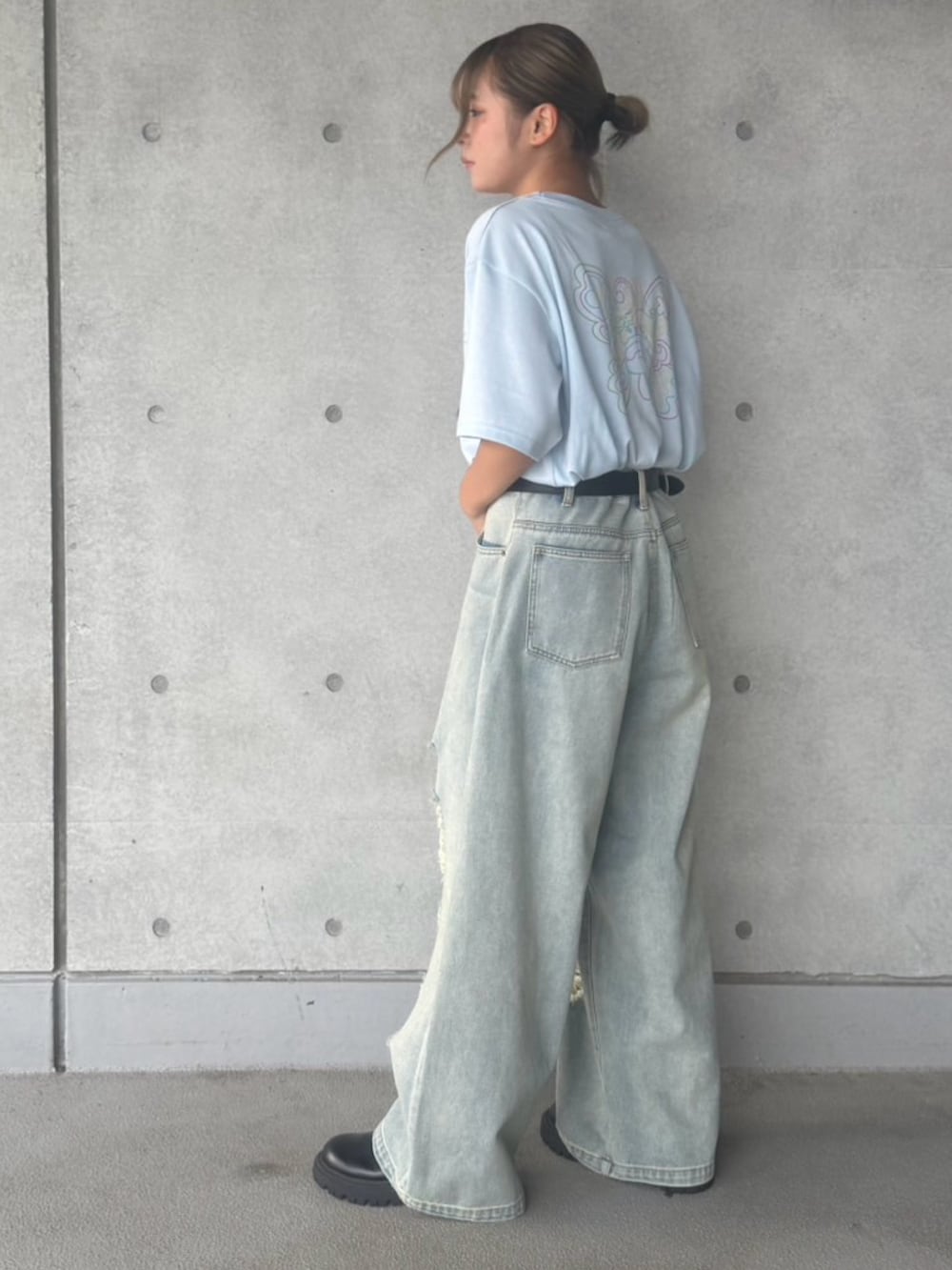 ブルー系のデニムパンツ、ブルー系のTシャツ/カットソーを着用したレディースの夏コーディネートの4枚目の写真