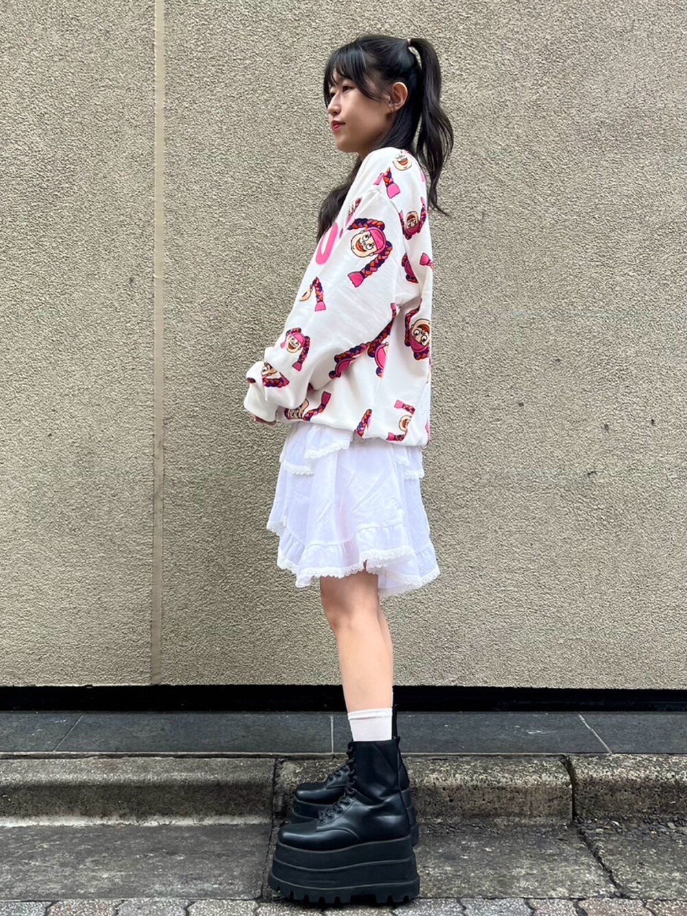 ホワイト系のスウェット、ホワイト系のスカートを着用したレディースの秋コーディネートの3枚目の写真