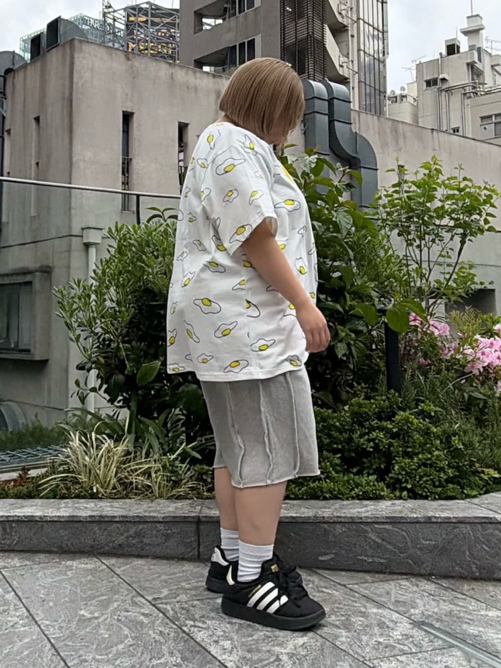 ホワイト系のTシャツ/カットソー、グレー系のスウェットパンツを着用したレディースの春コーディネートの3枚目の写真