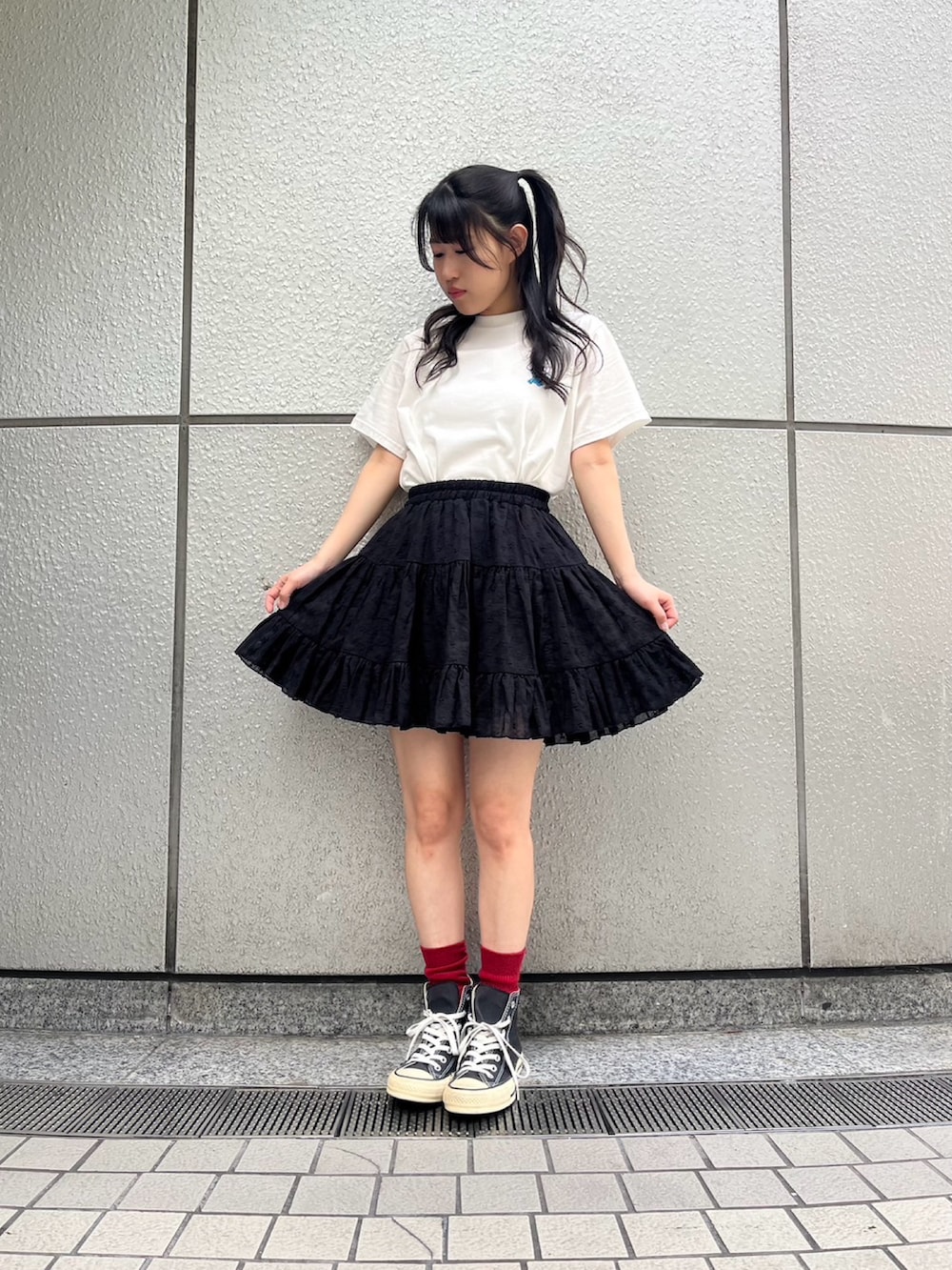 ホワイト系のTシャツ/カットソー、ブラック系のスカートを着用したレディースの春コーディネートの4枚目の写真