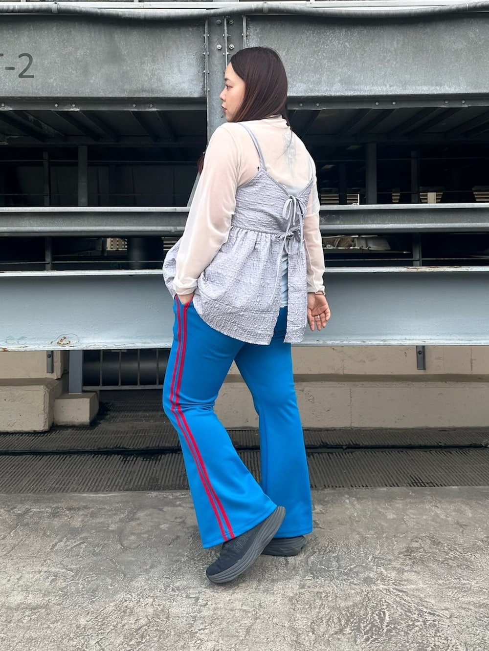 ホワイト系のTシャツ/カットソー、グレー系のキャミソール、ブルー系のその他パンツを着用したレディースの春コーディネートの2枚目の写真