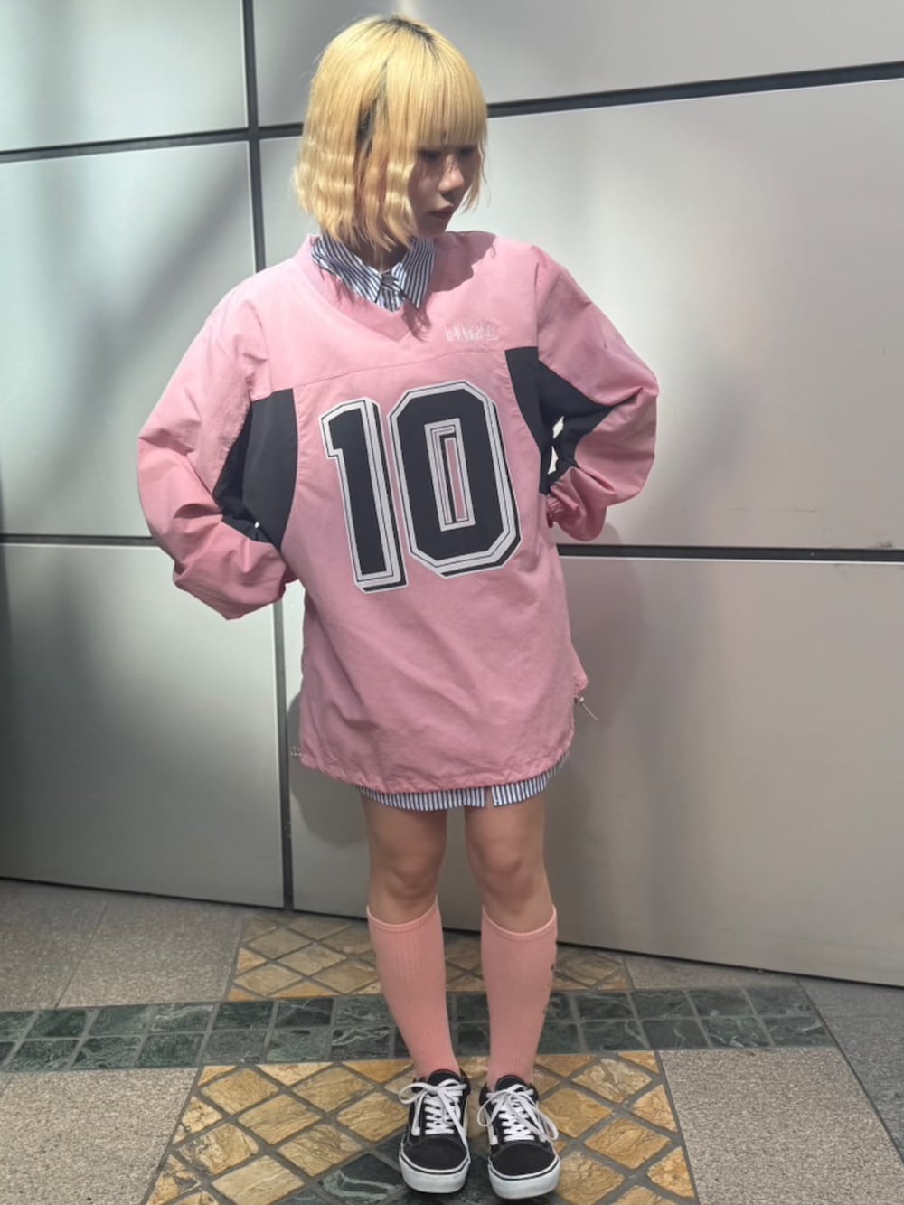 ピンク系のTシャツ/カットソー、ブルー系のシャツ/ブラウスを着用したレディースの春コーディネートの2枚目の写真