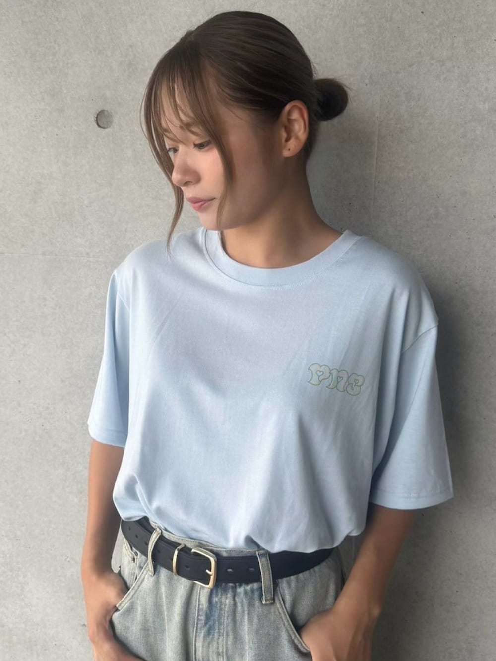 ブルー系のデニムパンツ、ブルー系のTシャツ/カットソーを着用したレディースの夏コーディネートの3枚目の写真