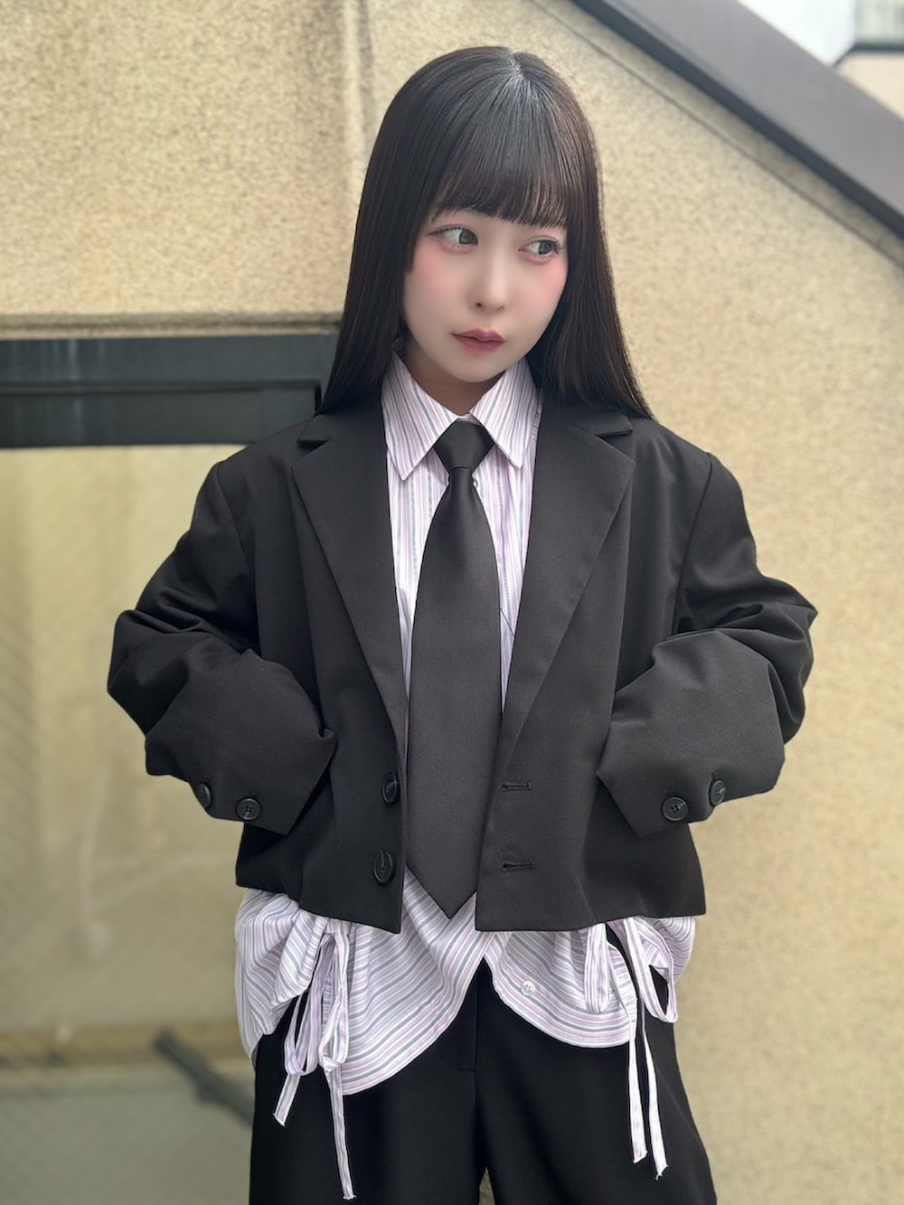 ブラック系のその他パンツ、ブラック系のテーラードジャケット、ピンク系のシャツ/ブラウスを着用したレディースの春コーディネートの4枚目の写真