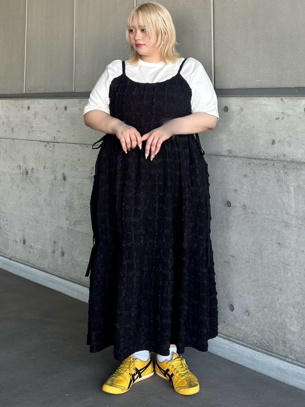 ブラック系のワンピース、ホワイト系のTシャツ/カットソーを着用したレディースの夏コーディネートの2枚目の写真