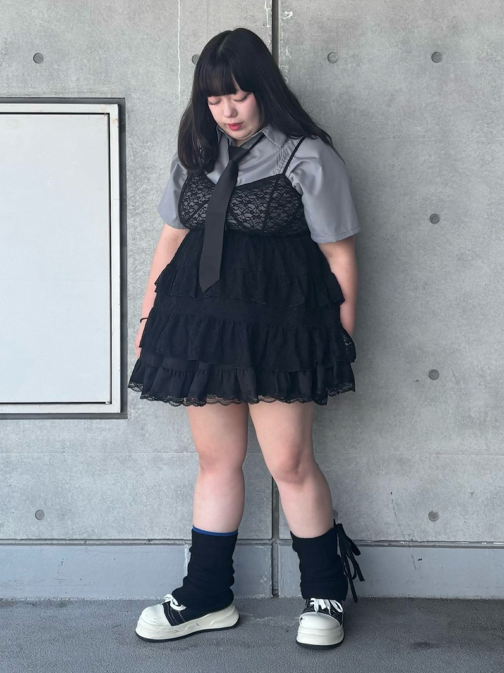 ブラック系のワンピース、グレー系のシャツ/ブラウス、ブラック系のネクタイを着用したレディースの春コーディネートの3枚目の写真