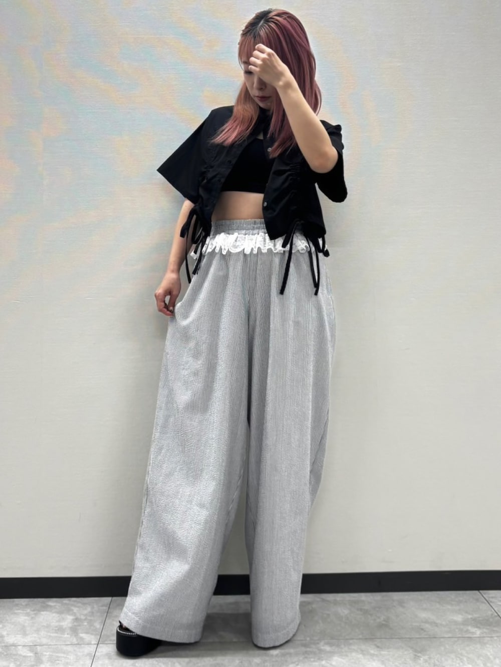 ブラック系のその他パンツ、ブラック系のシャツ/ブラウスを着用したレディースの夏コーディネートの4枚目の写真