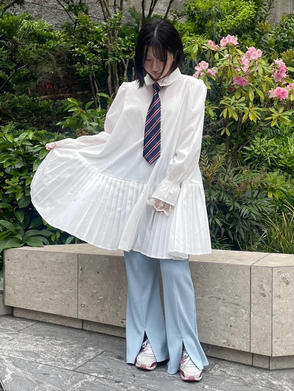 ホワイト系のシャツワンピース、ブルー系のネクタイ、ブルー系のその他パンツを着用したレディースの春コーディネートの3枚目の写真