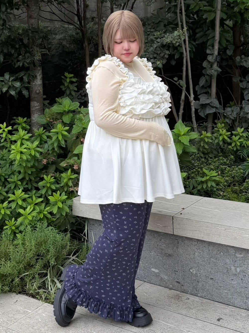 ブルー系のその他パンツ、ホワイト系のワンピース、イエロー系のTシャツ/カットソーを着用したレディースの秋コーディネートの4枚目の写真