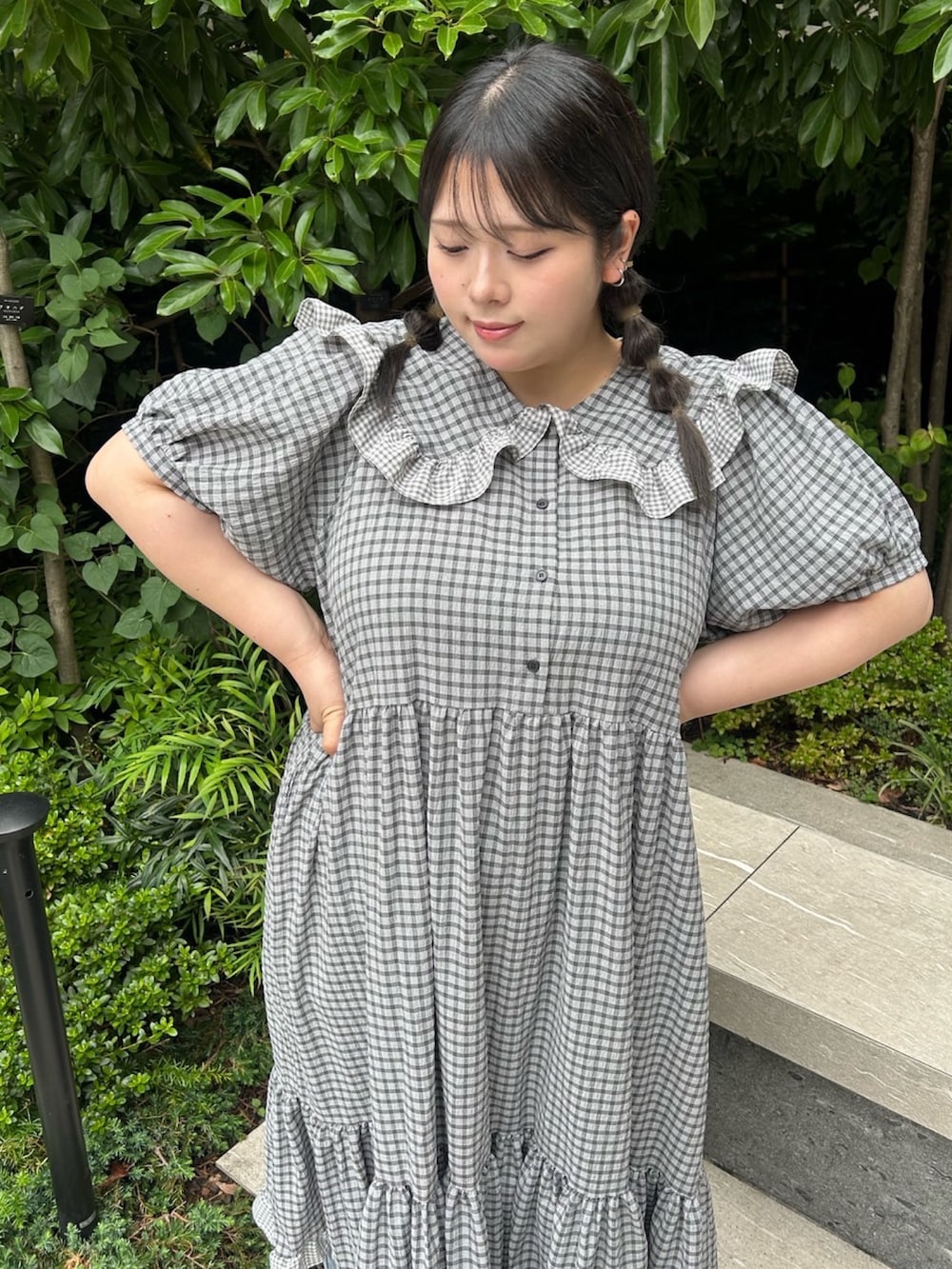 ブラック系のワンピース、ブルー系のデニムパンツを着用したレディースの夏コーディネートの5枚目の写真