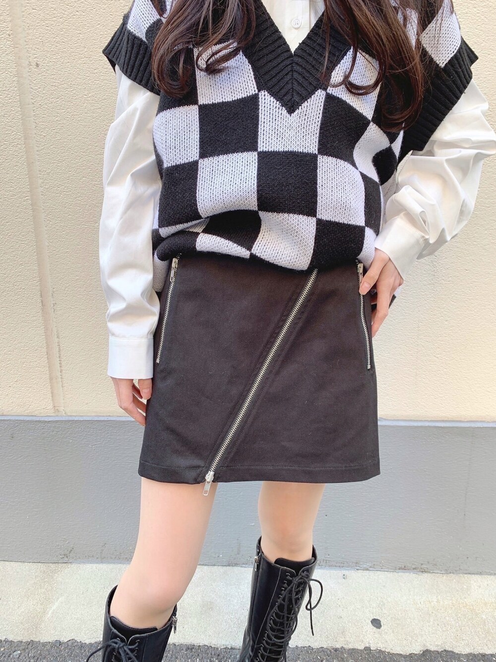 ホワイト系のベスト、ホワイト系のシャツ/ブラウス、ブラック系のスカートを着用したレディースの冬コーディネートの3枚目の写真