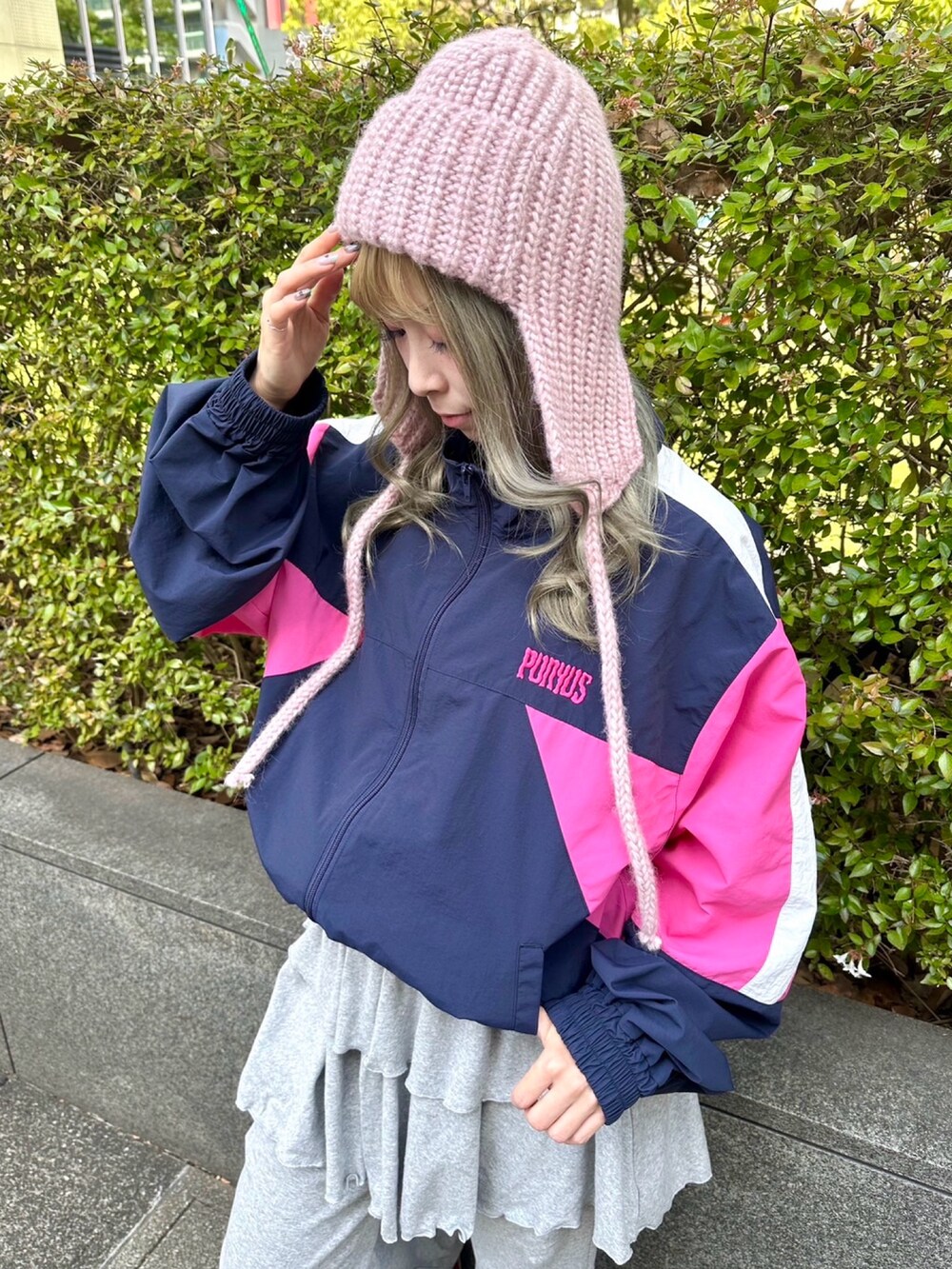 グレー系のその他パンツ、ブルー系のナイロンジャケットを着用したレディースの秋コーディネートの2枚目の写真