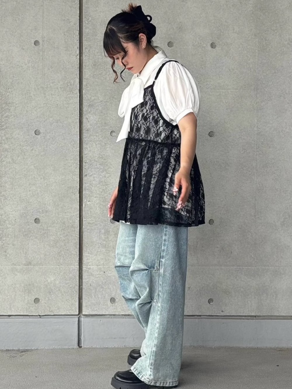 ブルー系のデニムパンツ、ホワイト系のシャツ/ブラウス、ブラック系のチュニックを着用したレディースの夏コーディネートの3枚目の写真