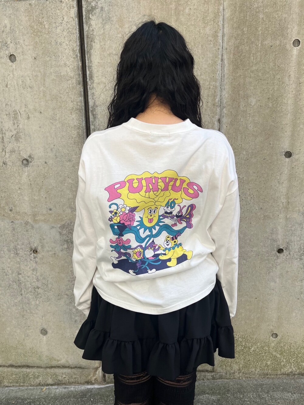 ホワイト系のTシャツ/カットソー、ブラック系のスカート、ブラック系のその他パンツを着用したレディースの春コーディネートの3枚目の写真