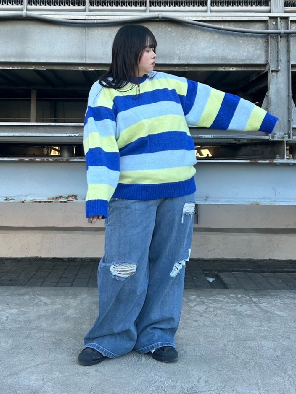 ブルー系のニット/セーター、グレー系のニット/セーター、グレー系のスカートを着用したレディースの秋コーディネートの4枚目の写真