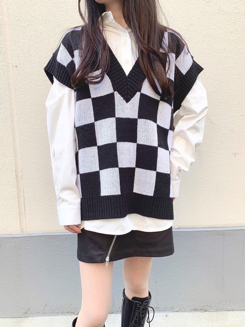 ホワイト系のベスト、ホワイト系のシャツ/ブラウス、ブラック系のスカートを着用したレディースの冬コーディネートの2枚目の写真