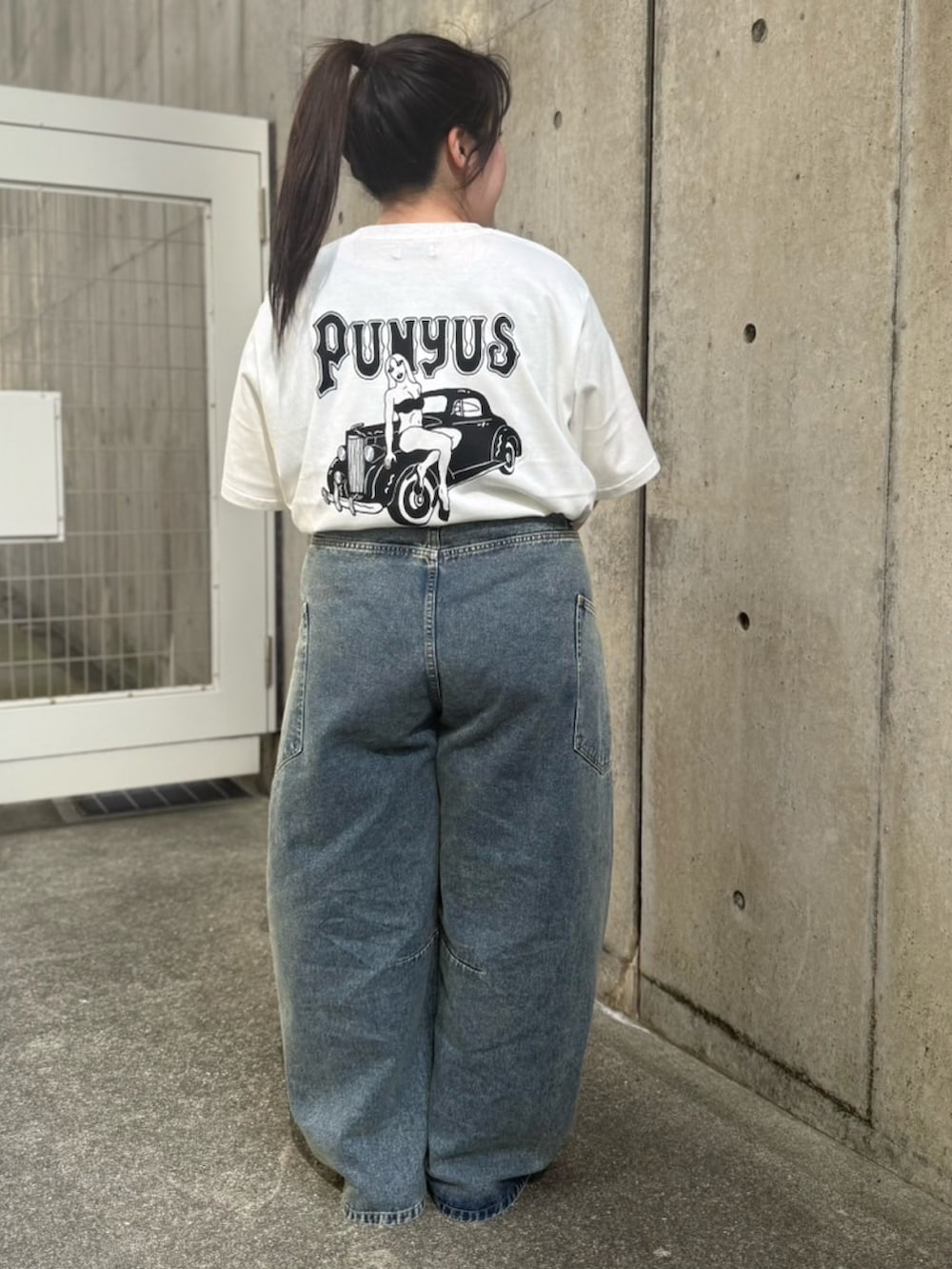 ブルー系のデニムパンツ、ホワイト系のTシャツ/カットソーを着用したレディースの春コーディネートの4枚目の写真