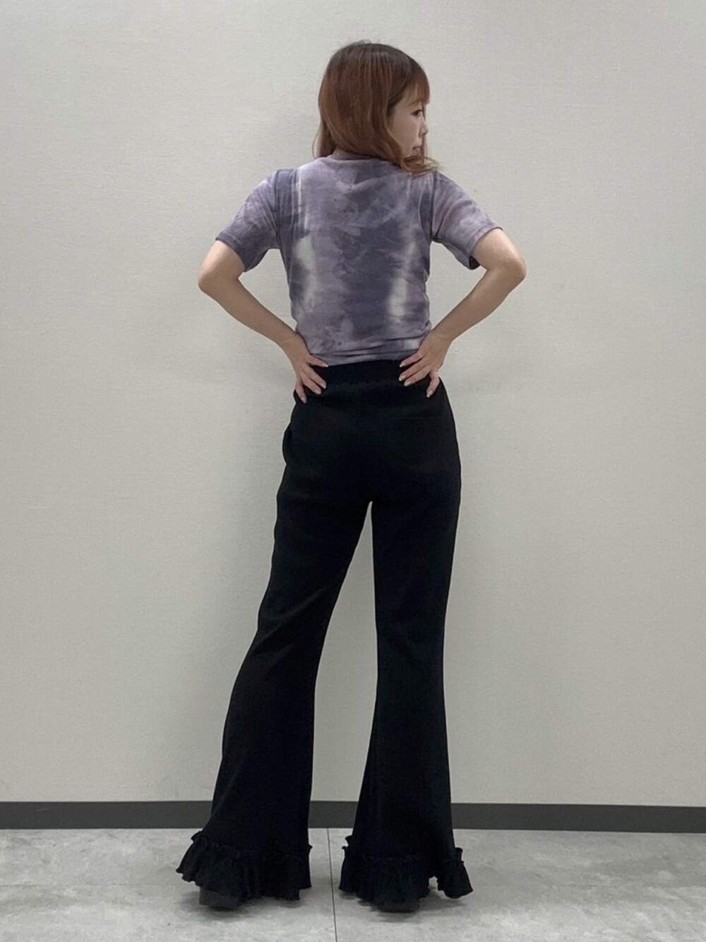 ブラック系のその他パンツ、パープル系のTシャツ/カットソーを着用したレディースの夏コーディネートの3枚目の写真