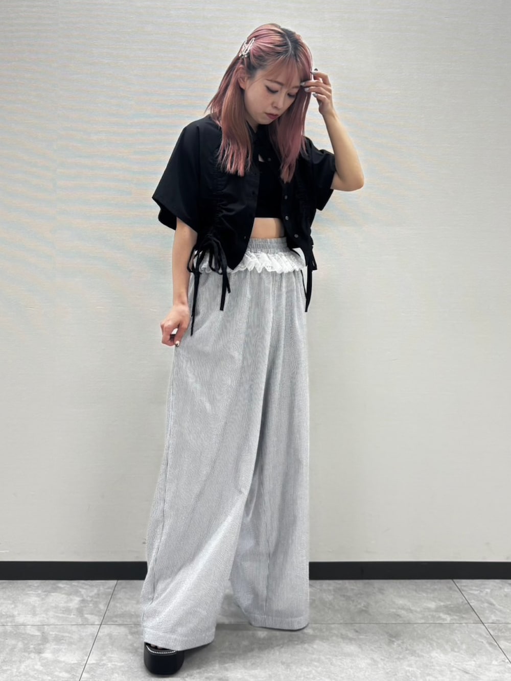 ブラック系のその他パンツ、ブラック系のシャツ/ブラウスを着用したレディースの夏コーディネートの3枚目の写真