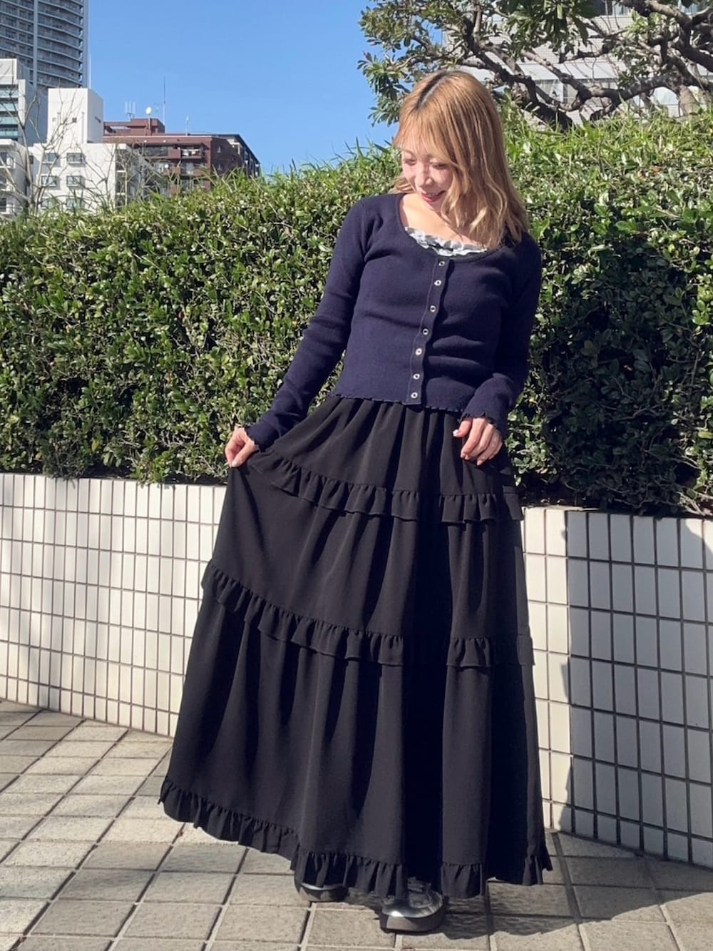 ブラック系のスカート、ブルー系のカーディガン/ボレロを着用したレディースの春コーディネートの2枚目の写真