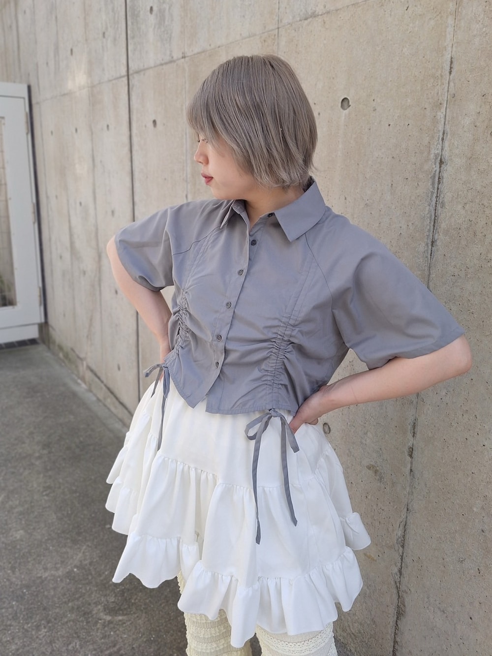 イエロー系のその他パンツ、ホワイト系のスカート、グレー系のシャツ/ブラウスを着用したレディースの夏コーディネートの7枚目の写真