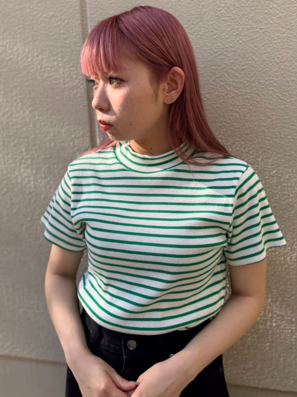 ブラック系のデニムパンツ、グリーン系のTシャツ/カットソーを着用したレディースの夏コーディネートの3枚目の写真