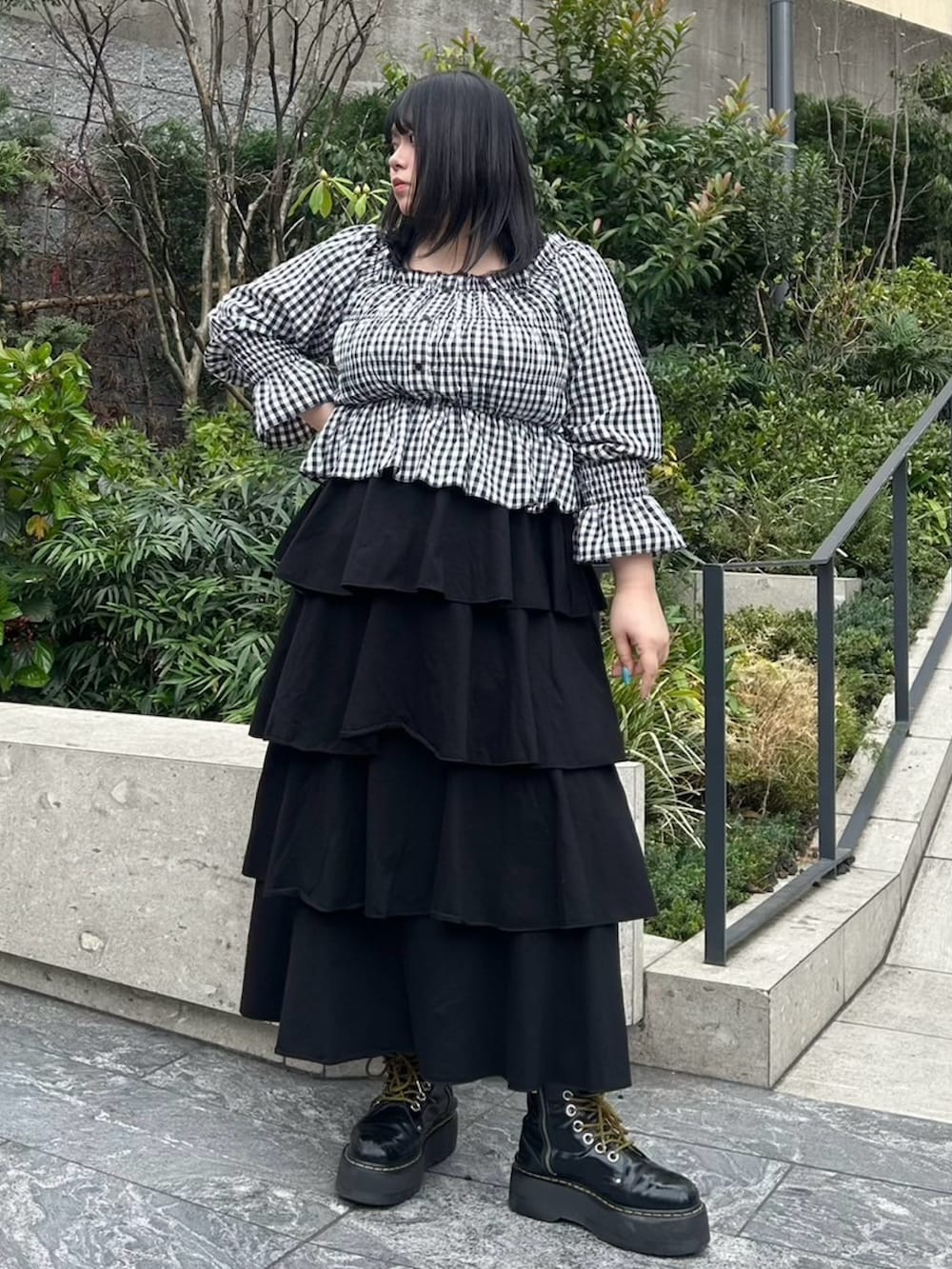 ブラック系のスカート、ブラック系のシャツ/ブラウスを着用したレディースの春コーディネートの3枚目の写真