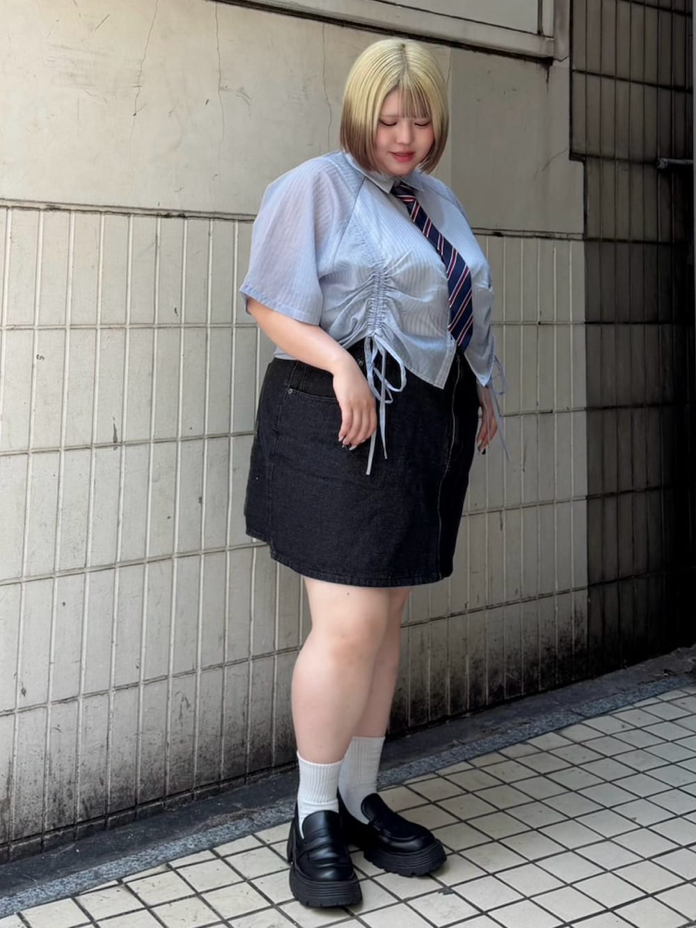 ブラック系のデニムスカート、ブルー系のシャツ/ブラウス、ブルー系のネクタイを着用したレディースの夏コーディネートの3枚目の写真