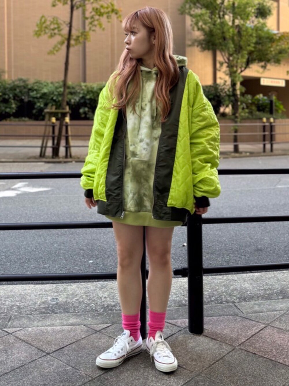 グリーン系のMA-1、グリーン系のパーカーを着用したレディースの秋コーディネートの2枚目の写真