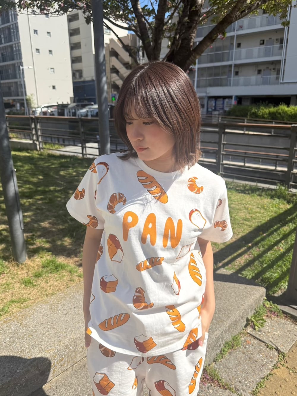 ベージュ系のスウェットパンツ、ベージュ系のTシャツ/カットソーを着用したレディースの春コーディネートの2枚目の写真